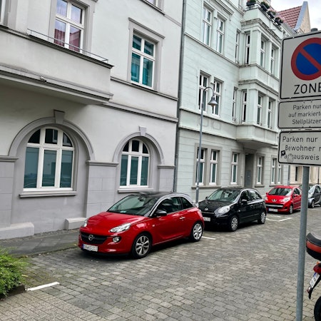 Blick auf ein Schild mit Parkregeln in der Montanusstraße