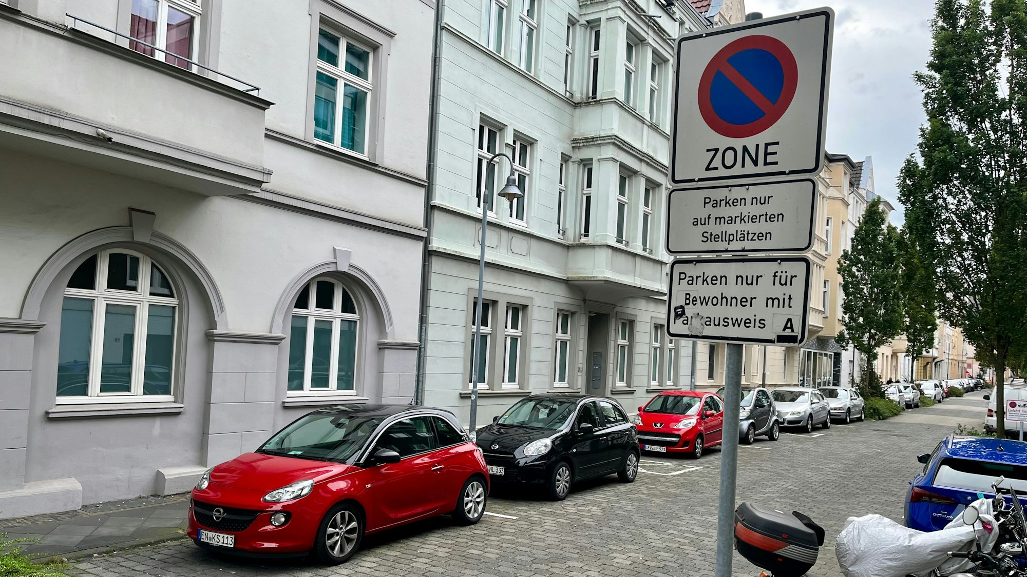 Blick auf ein Schild mit Parkregeln in der Montanusstraße