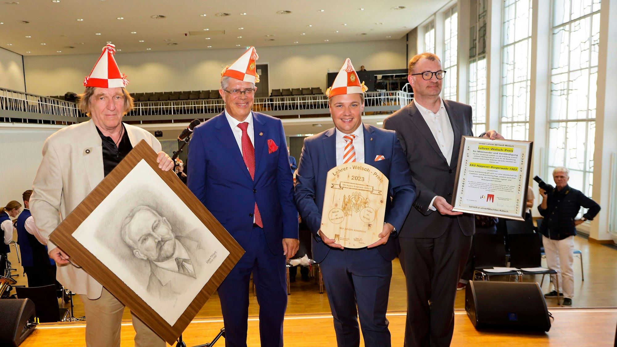 Die Verleihung des Lehrer-Welsch Preises durch den VDS in der Aula des Friedrich-Wilhelm-Gymnasiums.