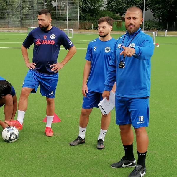 Abdullah Keseroglu (rechts), Trainer des FC Pesch, im Gespräch mit seinen Spielern