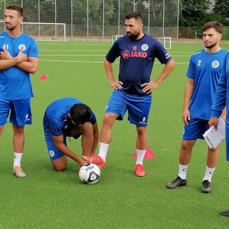 Abdullah Keseroglu (rechts), Trainer des FC Pesch, im Gespräch mit seinen Spielern