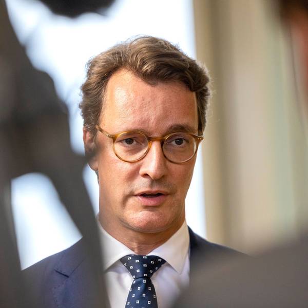 Hendrik Wüst (CDU), Ministerpräsident des Landes Nordrhein-Westfalen, gibt im Landtag ein Statement ab.