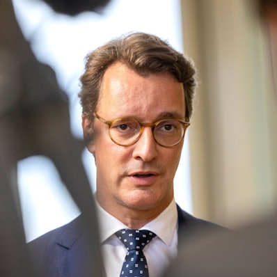 Hendrik Wüst (CDU), Ministerpräsident des Landes Nordrhein-Westfalen, gibt im Landtag ein Statement ab.