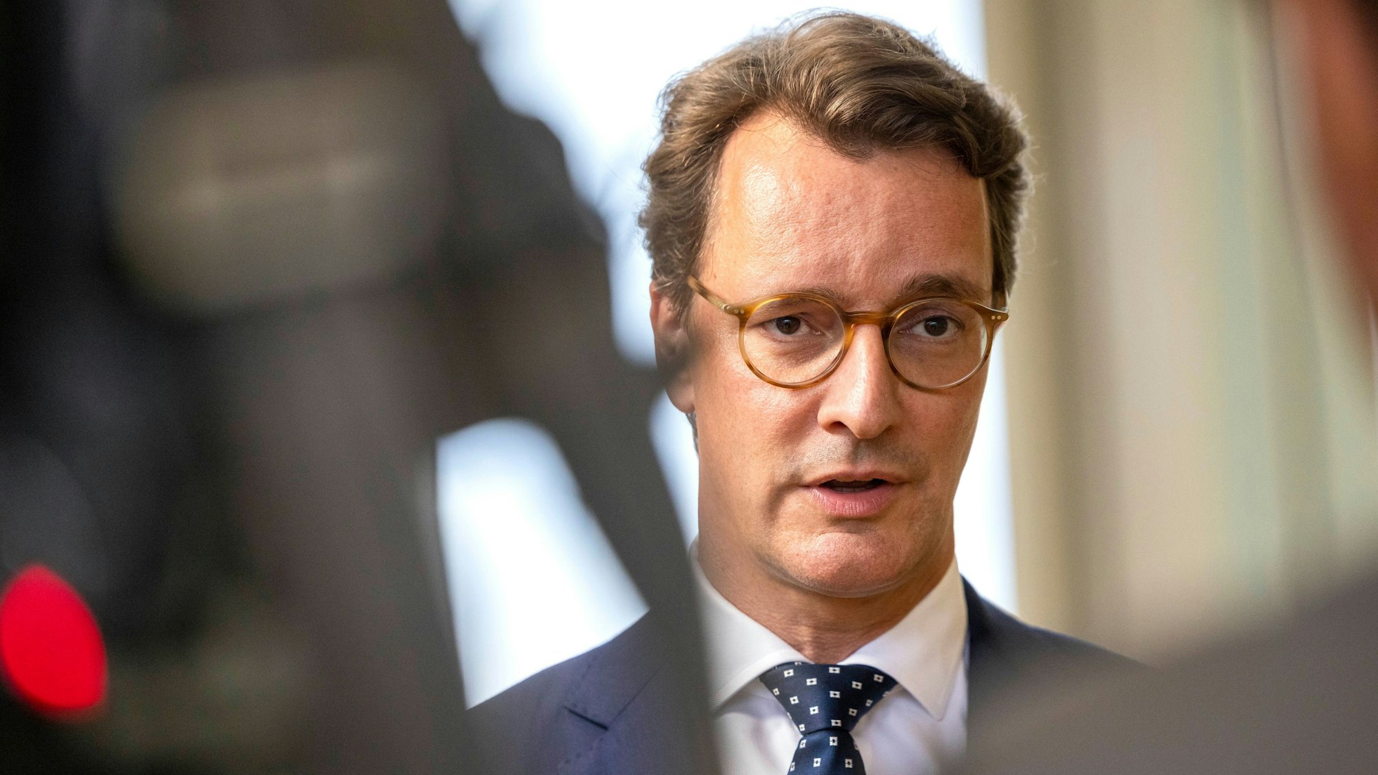 Hendrik Wüst (CDU), Ministerpräsident des Landes Nordrhein-Westfalen, gibt im Landtag ein Statement ab.