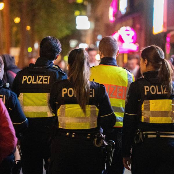 Polizisten patrouillieren durch die Nacht in Köln.