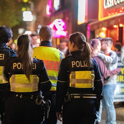 Polizisten patrouillieren durch die Nacht in Köln.