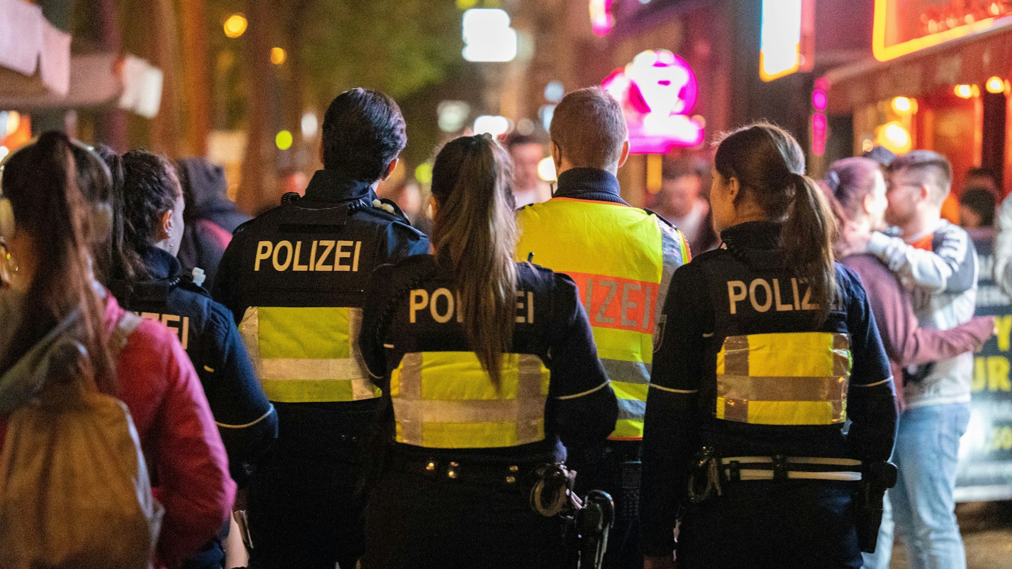Polizisten patrouillieren durch die Nacht in Köln.