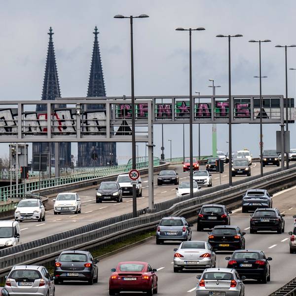 Viel Autoverkehr auf dem Zubringer zur Zoobrücke