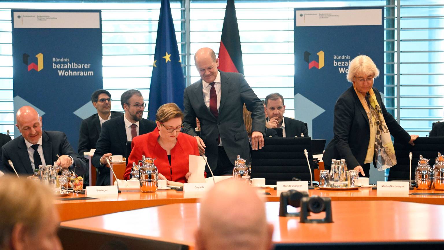 Treffen zu bezahlbarem Wohnraum: Bundeskanzler Olaf Scholz nimmt am Montag in der Runde Platz. Im roten Blazer: Bauministerin Klara Geywitz (SPD).
