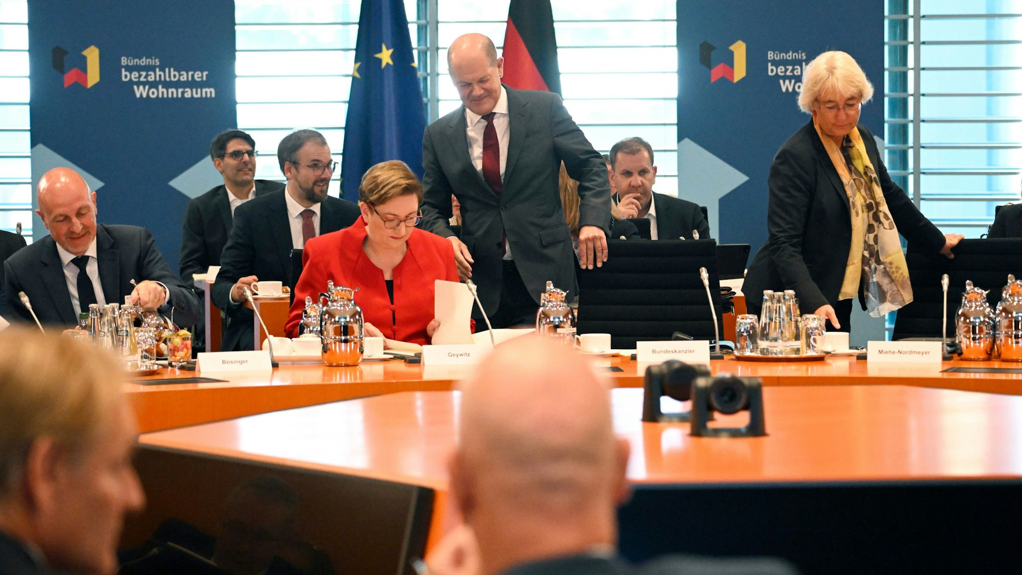 Treffen zu bezahlbarem Wohnraum: Bundeskanzler Olaf Scholz nimmt am Montag in der Runde Platz. Im roten Blazer: Bauministerin Klara Geywitz (SPD).
