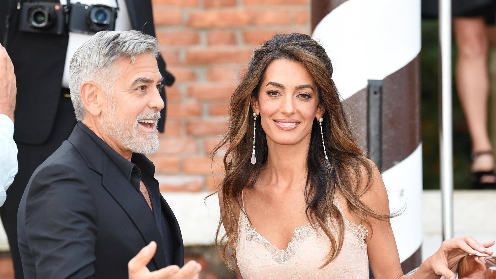 George Clooney und seine Ehefrau Jamal auf dem roten Teppich.