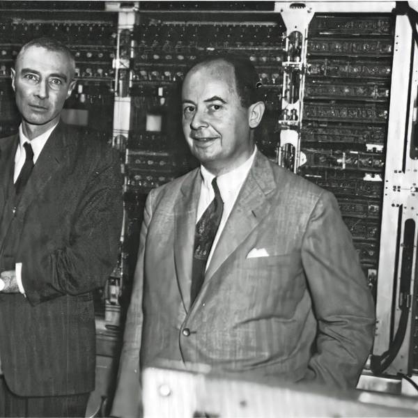 Robert Oppenheimer (links, mit Zigarette in der Hand) und John von Neumann stehen vor dem frühen Universalrechner „MANIAC“ im Keller des Institute for Advanced Study in Princeton.