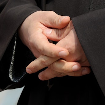 Ein Mann betet (Symbolbild).