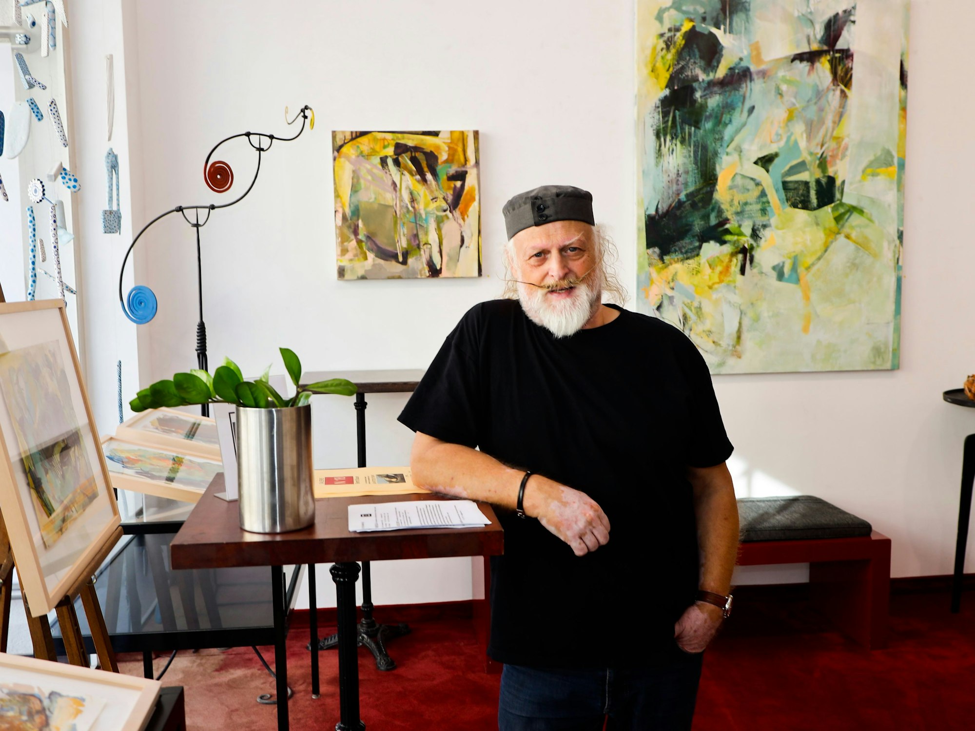 Bernd Bauer in seinen Räumlichkeiten.