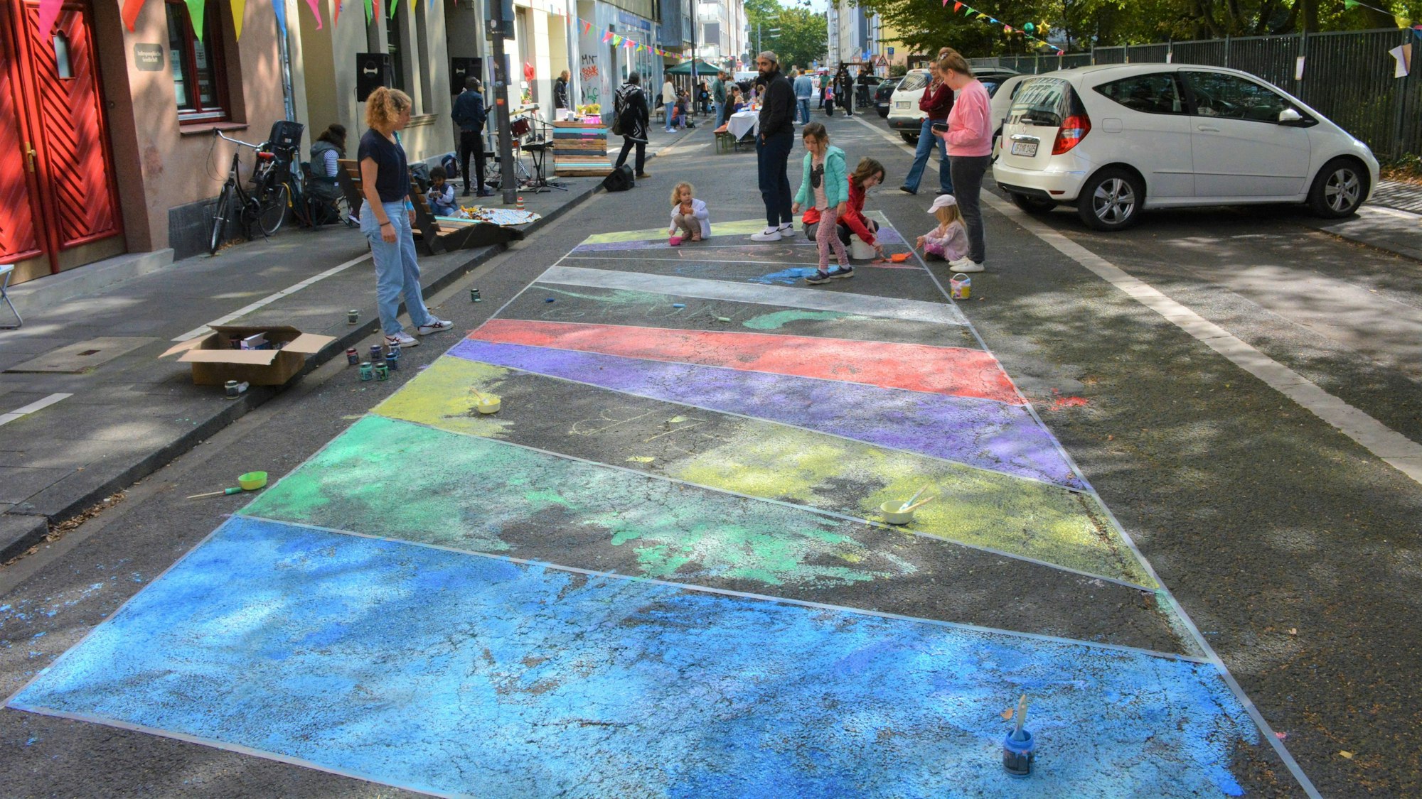 Die Burgunderstraße wurde mit Kreide bunt angemalt.