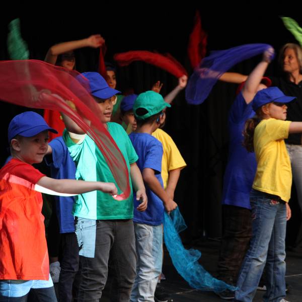 Vierter Integrationspreis des Rhein-Sieg-Kreises, bunt gekleidete Kinder auf der Bühne im Forum des Siegburger Stadtmuseums schwenken Stofftücher