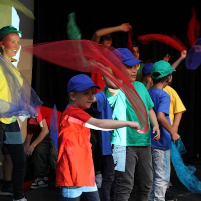 Vierter Integrationspreis des Rhein-Sieg-Kreises, bunt gekleidete Kinder auf der Bühne im Forum des Siegburger Stadtmuseums schwenken Stofftücher