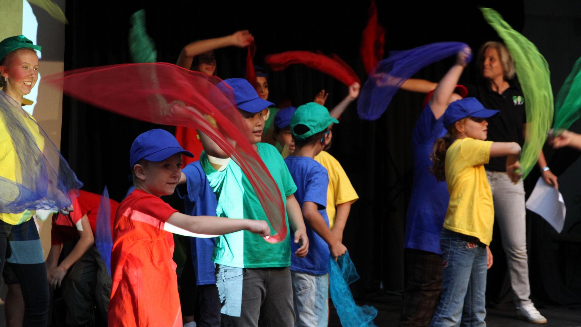 Vierter Integrationspreis des Rhein-Sieg-Kreises, bunt gekleidete Kinder auf der Bühne im Forum des Siegburger Stadtmuseums schwenken Stofftücher