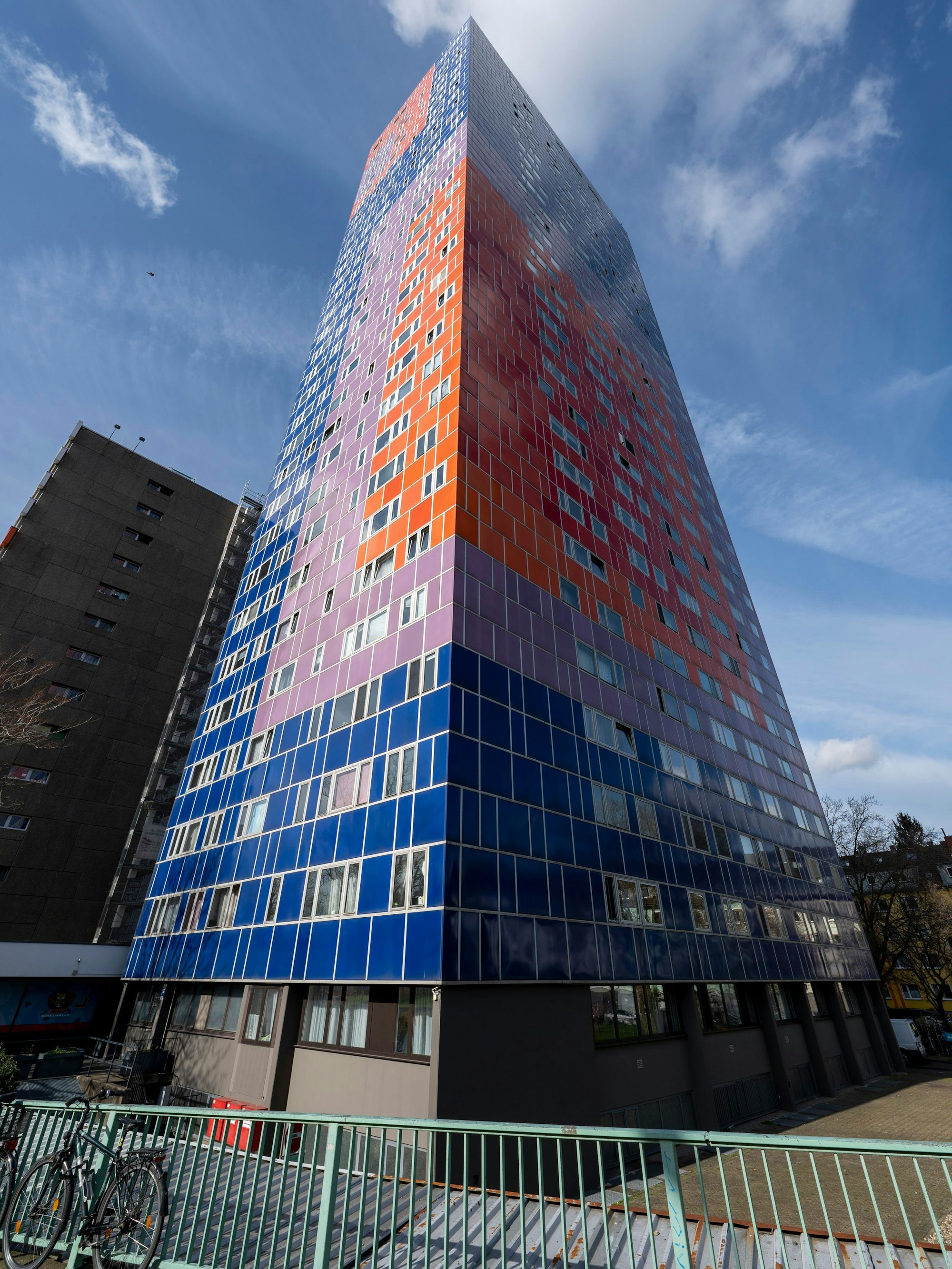 Das Herkules-Hochhaus hat eine charakteristische Fassade in blau-rot.