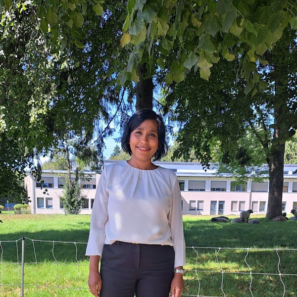 Das Foto zeigt Thayalini Boll, Chefärztin der Kinder- und Jugendpsychiatrie Marienheide, auf dem Außengelände der Klinik