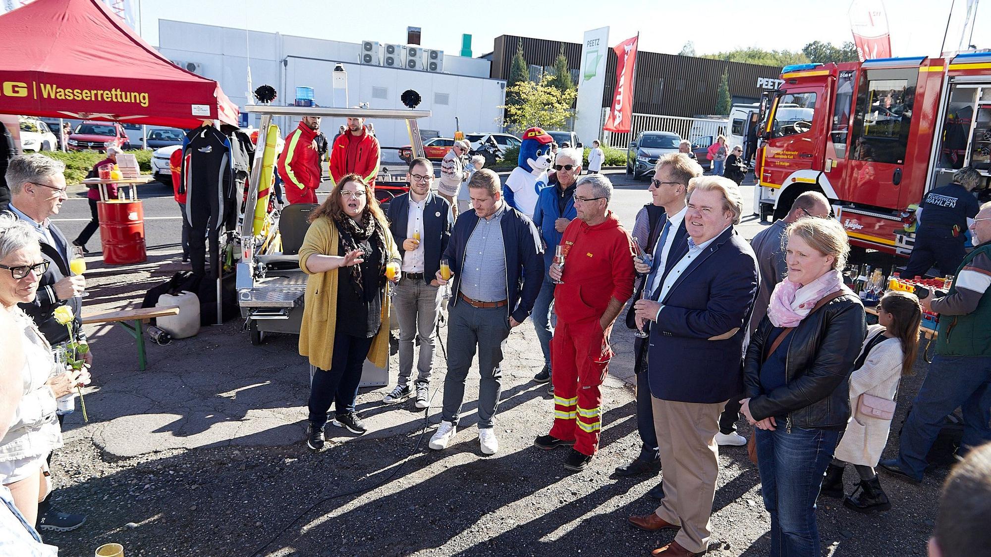 Steffi Hübner redet und die anwesenden Bundes- und Landtagsabgeordnete sowie der Euskirchener Landrat hören ihr zu.
