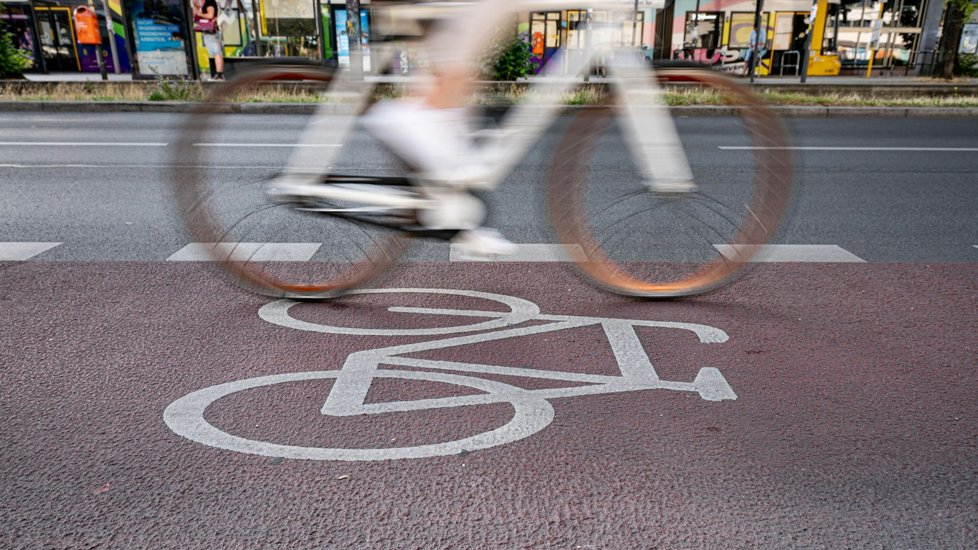 Das Foto zeigt einen Fahrradweg, der auf der Fahrbahn markiert ist.
