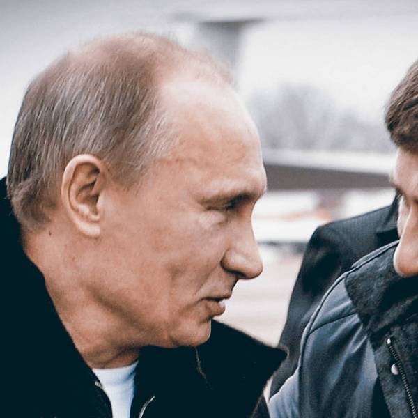 Kremlchef Wladimir Putin mit Ramsan Kadyrow (r.). Der tschetschenische Machthaber äußerte sich in einem Livestream zum Krieg gegen die Ukraine und seinem prügelnden Sohn Adam.