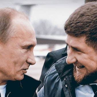Kremlchef Wladimir Putin mit Ramsan Kadyrow (r.). Der tschetschenische Machthaber äußerte sich in einem Livestream zum Krieg gegen die Ukraine und seinem prügelnden Sohn Adam.