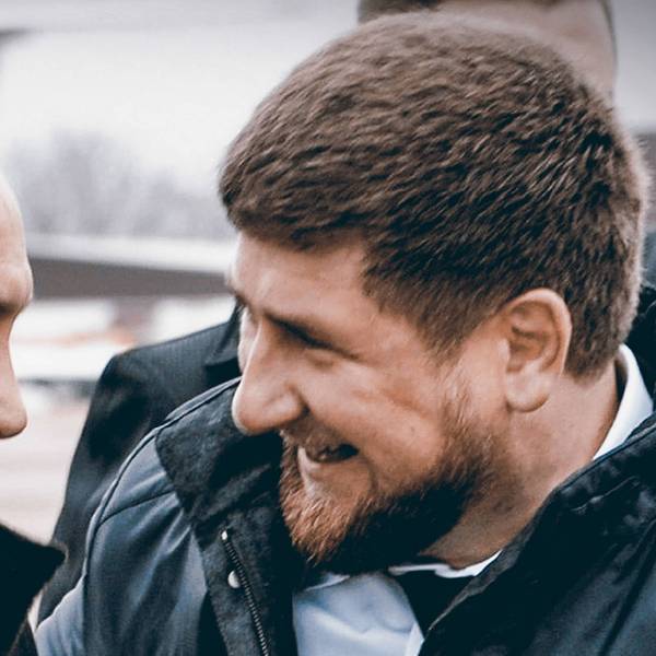 Kremlchef Wladimir Putin (l.) im Gespräch mit Ramsan Kadyrow. Der Tschetschenen-Anführer, der als „Putins Bluthund“ gilt, hat nach Todesgerüchten zweifelhafte Videos veröffentlicht. (Archivbild)