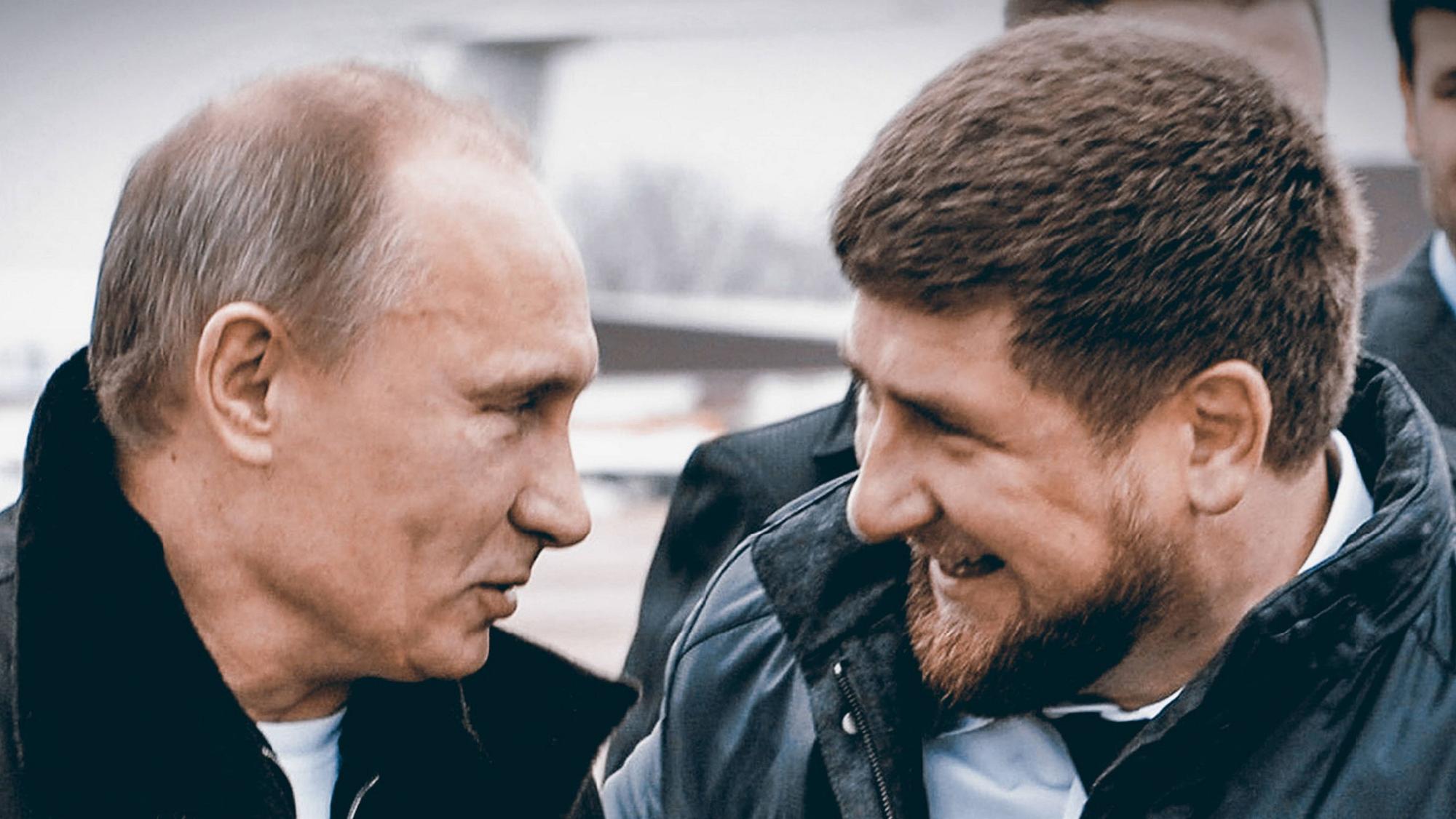 Kremlchef Wladimir Putin mit Ramsan Kadyrow (r.). Der tschetschenische Machthaber äußerte sich in einem Livestream zum Krieg gegen die Ukraine und seinem prügelnden Sohn Adam.