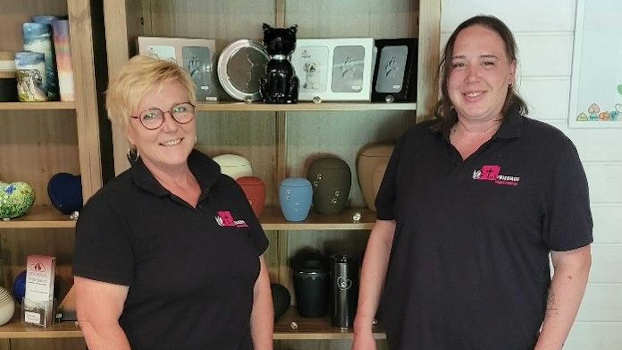 Tierfriedhof in Königswinter: Ricarda Jankowski mit Schwiegertochter Sally Jankowski und dem Familienhund Flynn.