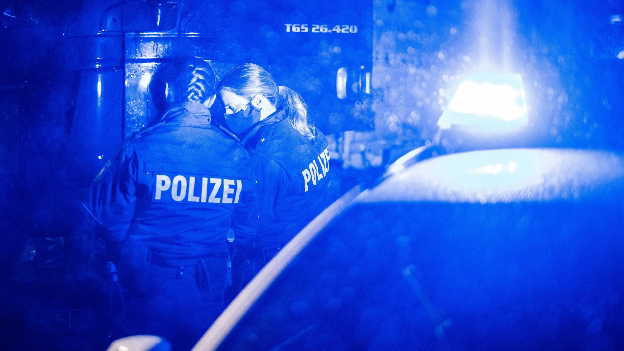 Die Polizei (hier ein Symbolfoto von einem Einsatz) steht bei den Ermittlungen noch ganz am Anfang und sucht Zeugen.