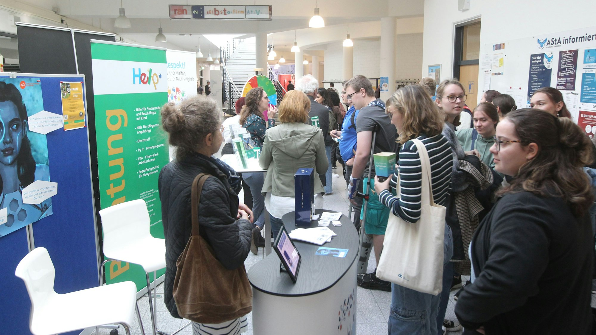 Zahlreiche Informationsstände gab es auf dem Markt der Möglichkeiten auf dem Campus der Hochschule.