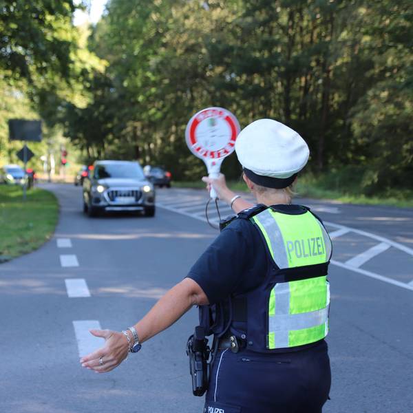 Die Kreispolizei beteiligte sich mit zahlreichen Kontrollstellen am bundesweiten Kontrolltag „Sicher mobil leben“. Hier winkt eine Polizistin ein Auto mit einer Polizeikelle heraus.
