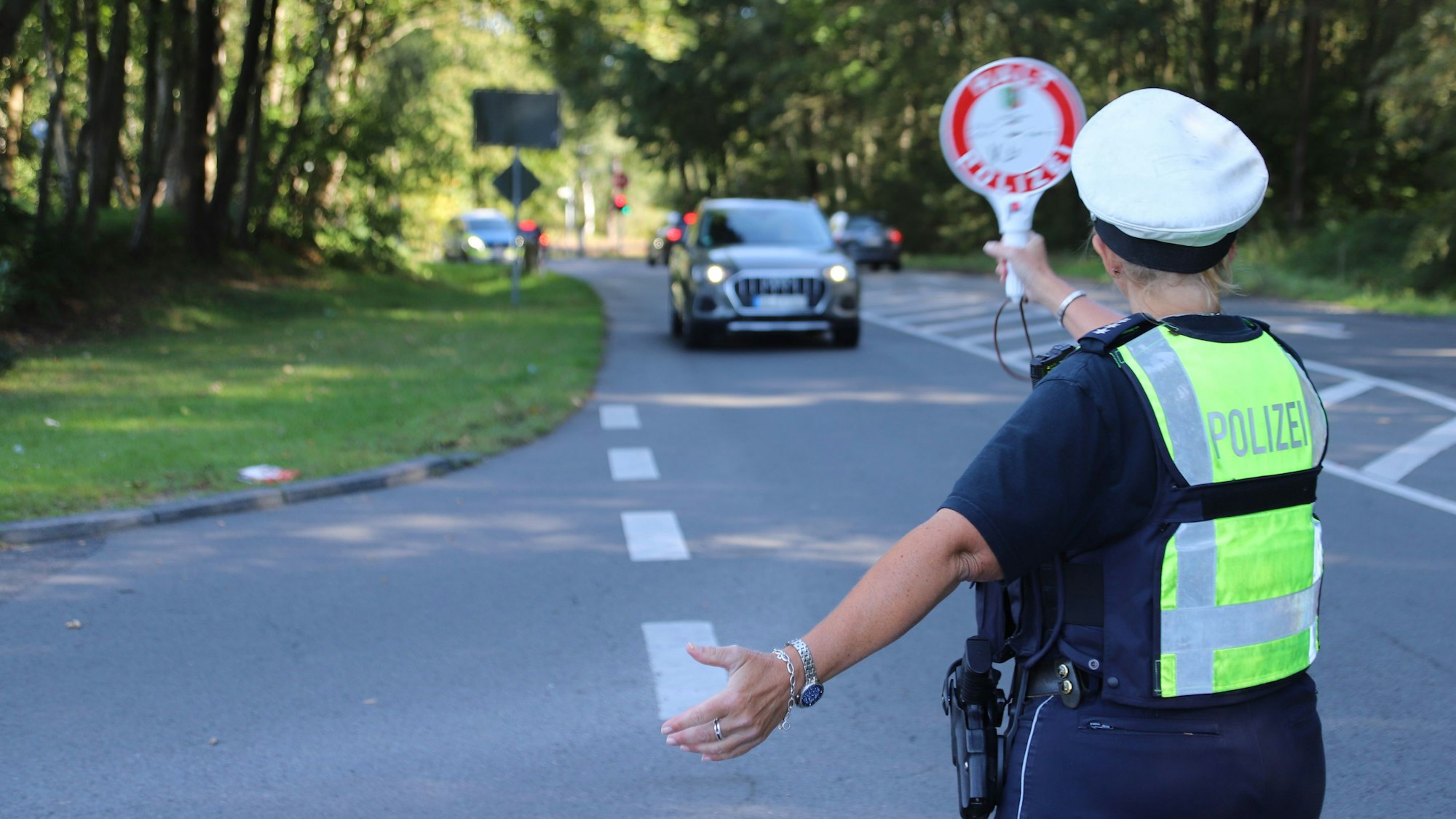 Die Kreispolizei beteiligte sich mit zahlreichen Kontrollstellen am bundesweiten Kontrolltag „Sicher mobil leben“. Hier winkt eine Polizistin ein Auto mit einer Polizeikelle heraus.