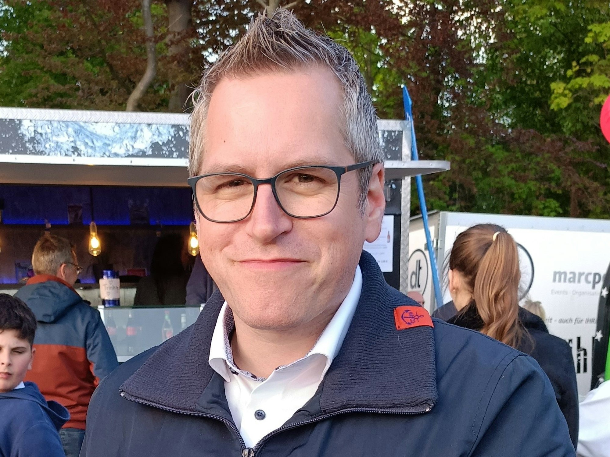 Der Bedburger Bürgermeister Sascha Solbach (SPD) bei einem Bürgerfest. Er wurde bedroht, nachdem er angekündigt hatte, dass eine Bürgerhalle womöglich für Flüchtlinge genutzt werden muss.