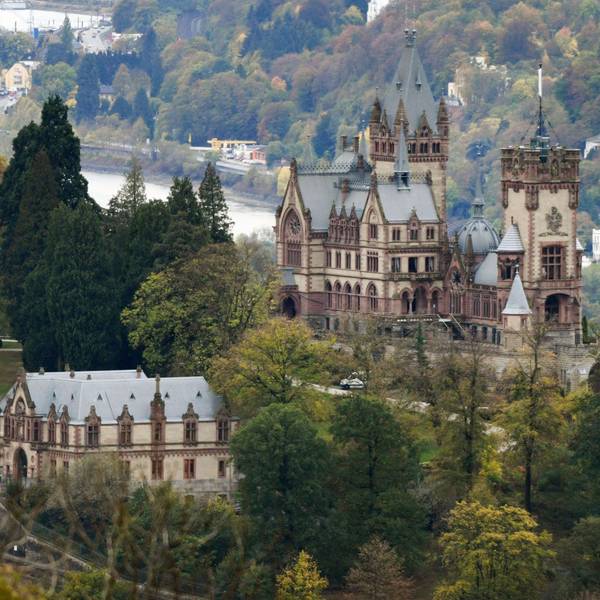 30.10.2018, Nordrhein-Westfalen, Königswinter: Schloss Drachenburg, aufgenommen vom Petersberg bei Königswinter aus, steht inmitten von herbstlich verfärbten Bäumen auf dem Drachenfels. Foto: Henning Kaiser/dpa