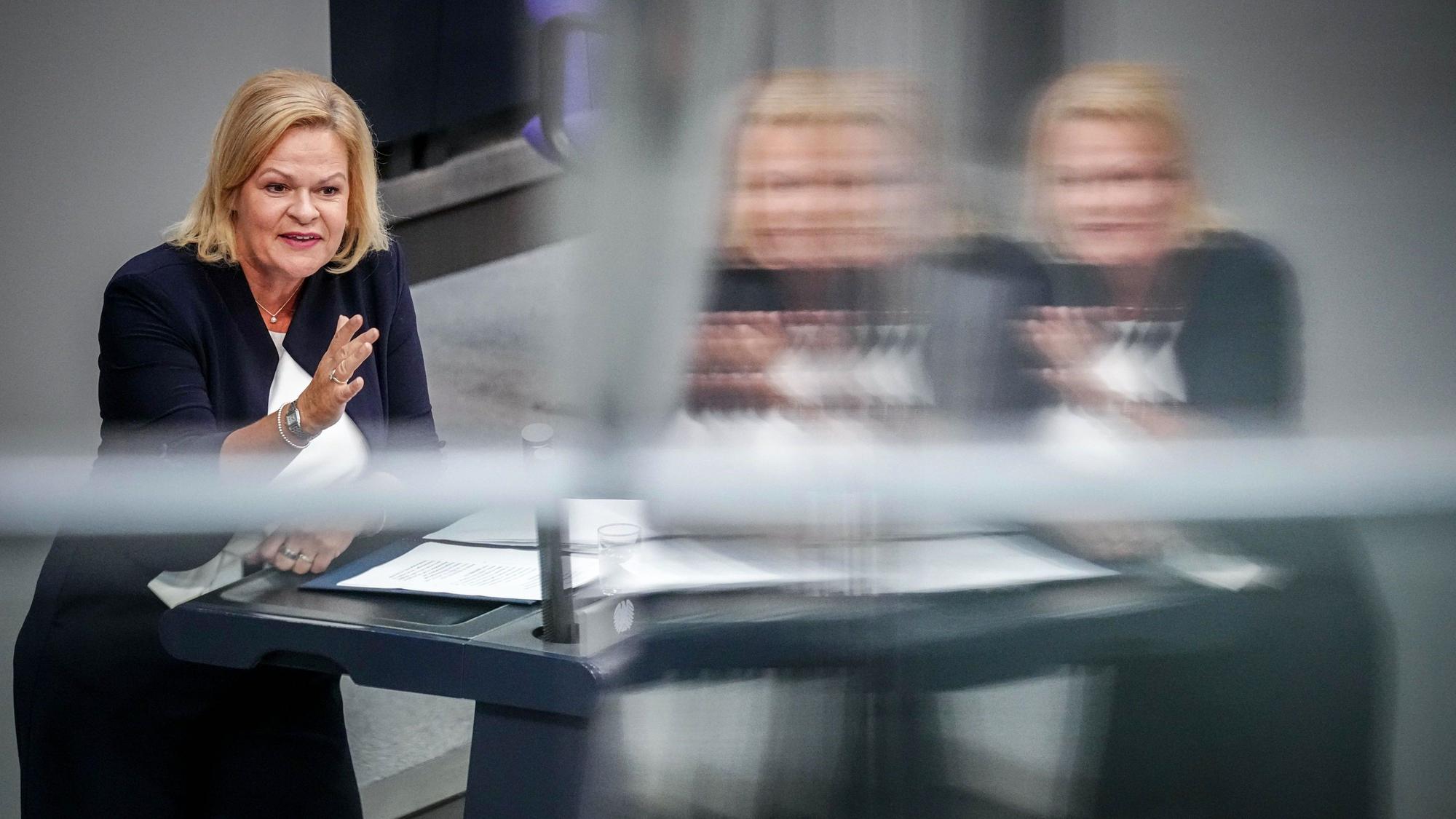 Nancy Faeser (SPD), Bundesministerin für Inneres und Heimat, spricht im Plenum des Bundestags.
