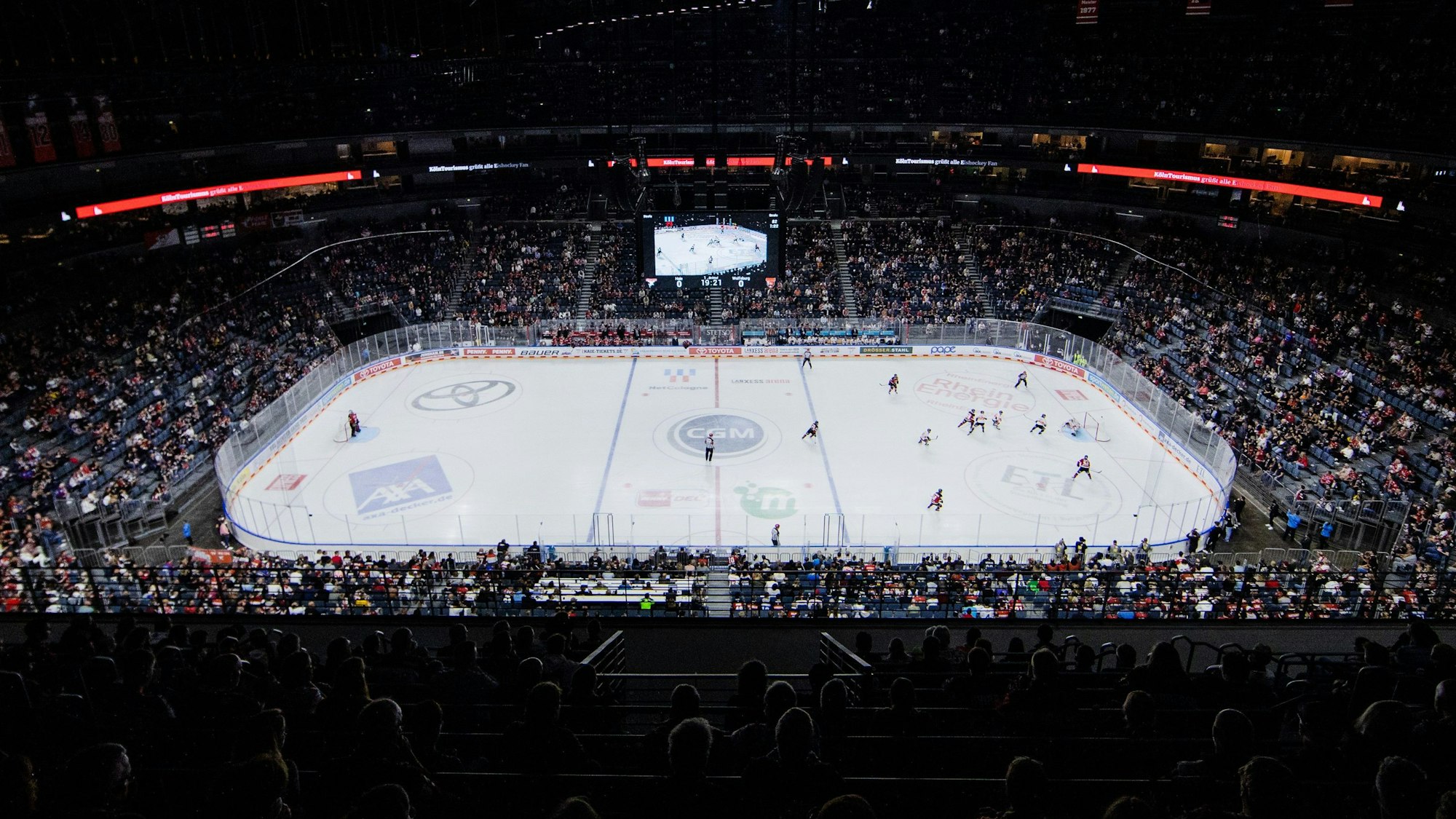 Blick in die Lanxess-Arena und auf die Partie Kölner Haie - Grizzlys Wolfsburg im September 2021.