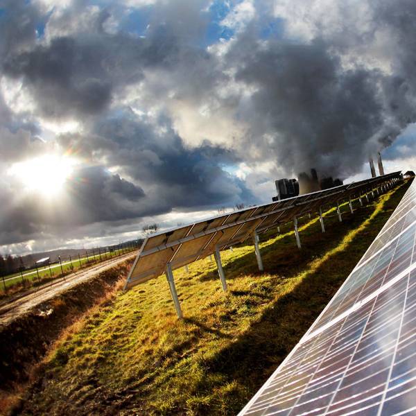Die Sonne scheint am 06.12.2011 in Inden auf eine Solaranlage.