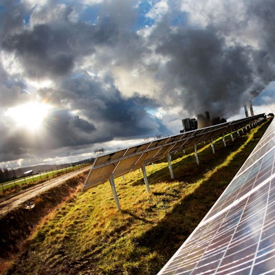 Die Sonne scheint am 06.12.2011 in Inden auf eine Solaranlage.