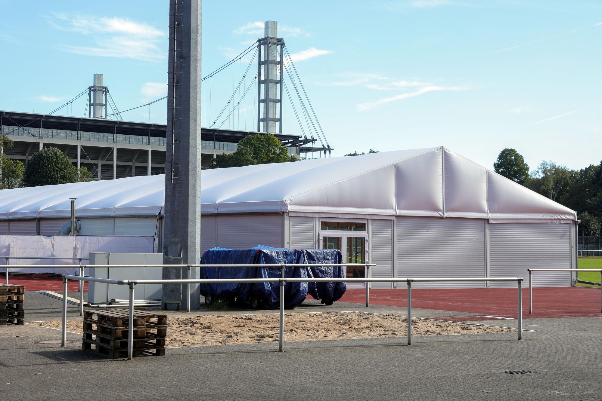 Die Leichtbauhalle auf dem Gelände des Netcologne-Stadions.