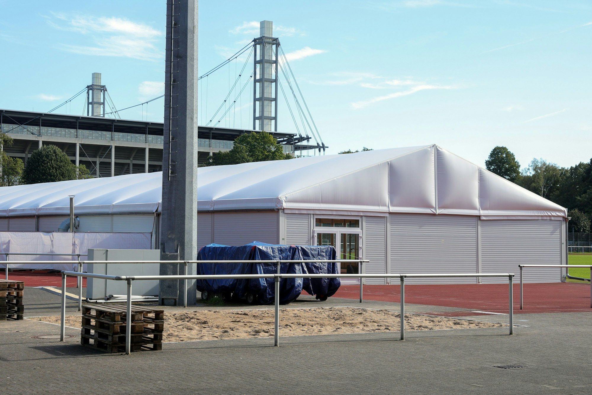 Die Leichtbauhalle auf dem Gelände des Netcologne-Stadions.