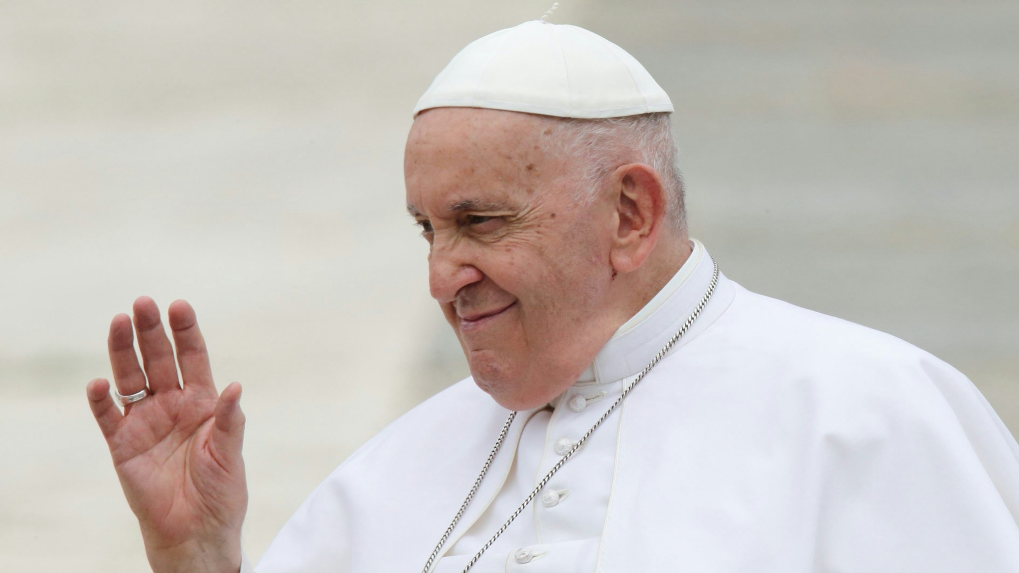 Papst Franziskus winkt während seiner Audienz auf dem Petersplatz.