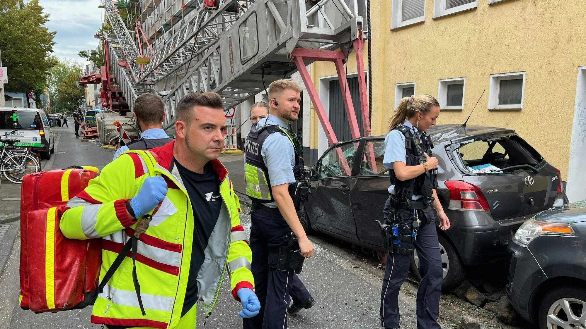 Markus Buth vor einem umgestürzten Baukran in der Lessingstraße.