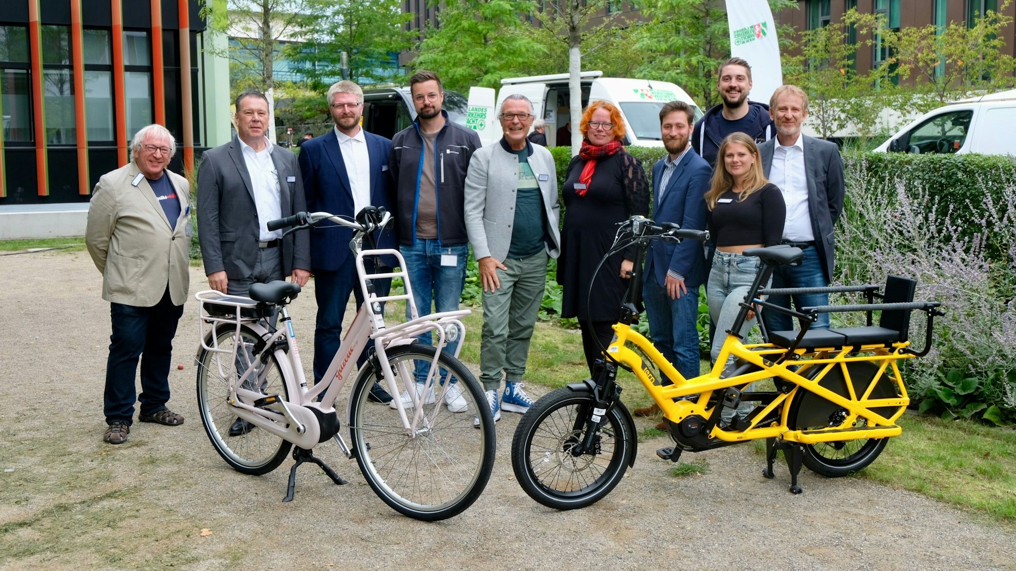 Die Mitarbeitenden der Uniklinik mit Peter Grell (2.v.l.) und zwei der neuen klinikeigenen Leihräder.
