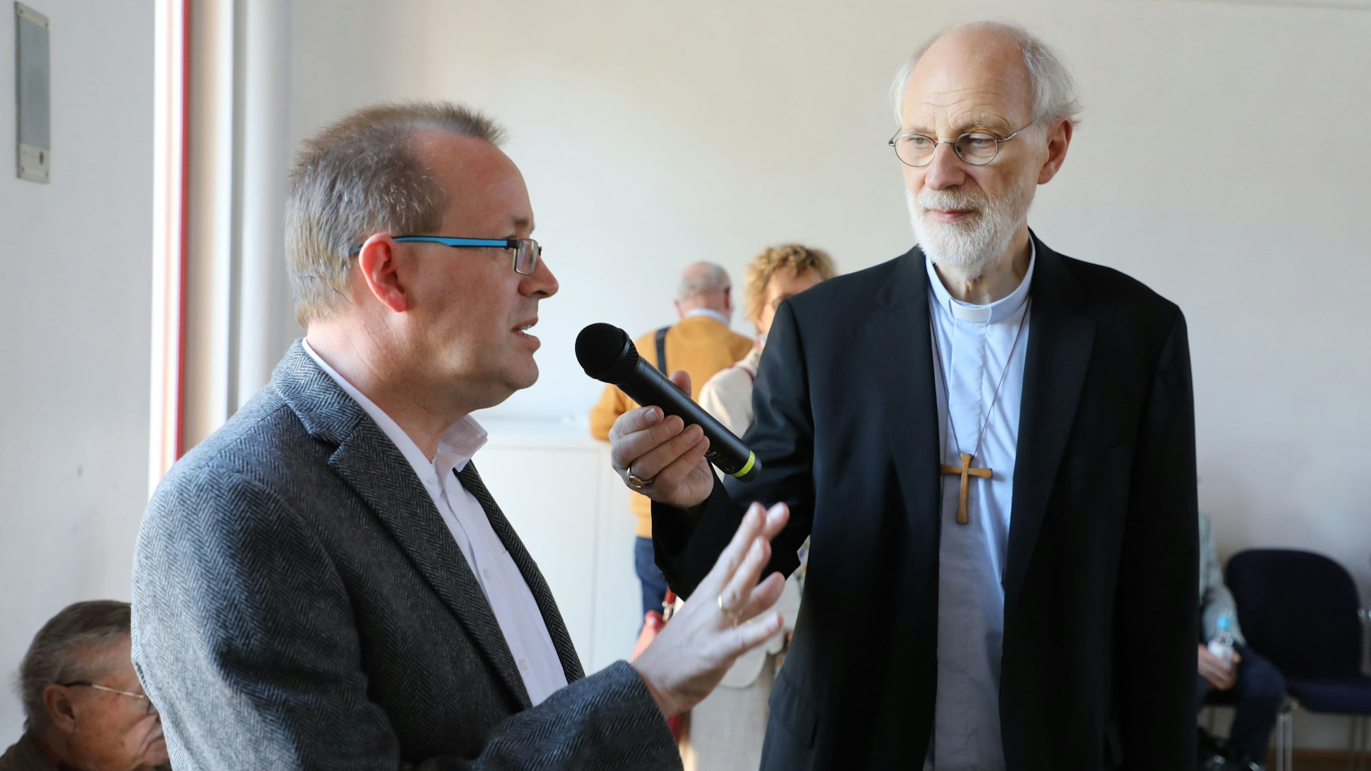 Der Overather Hans Schlömer (l.) im September 2023 im Gespräch mit dem Weihbischof.
