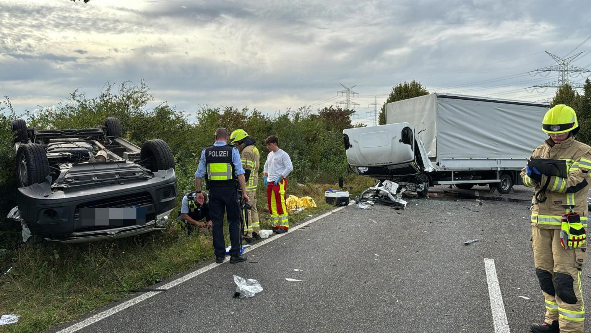 Das Bild zeigt einen überschlagenen Pkw und einen querstehenden Lkw.