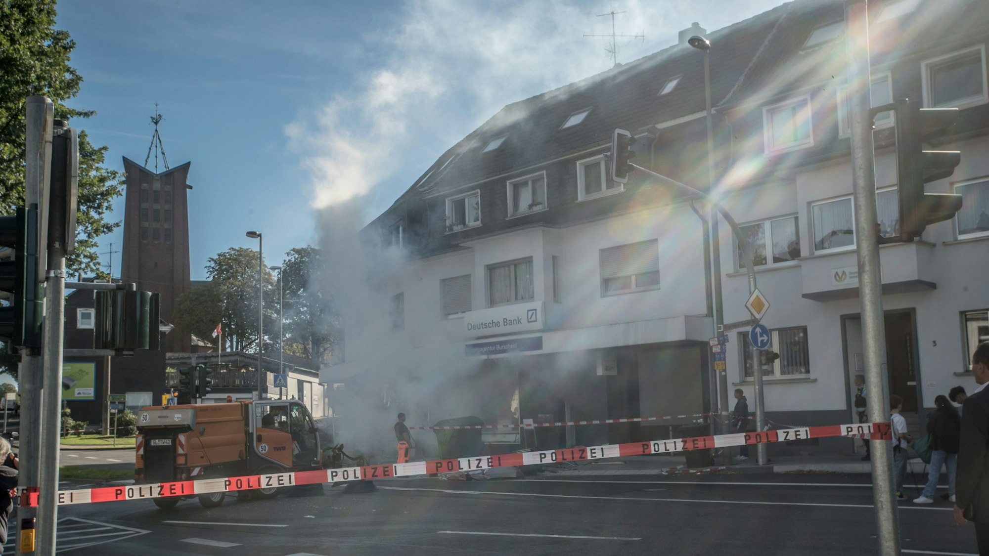 In Burscheid an der Bürgermeister-Schmidt-Straße wurde am frühen Morgen des 26. September ein Geldautomat der Deutschen Bank gesprengt.