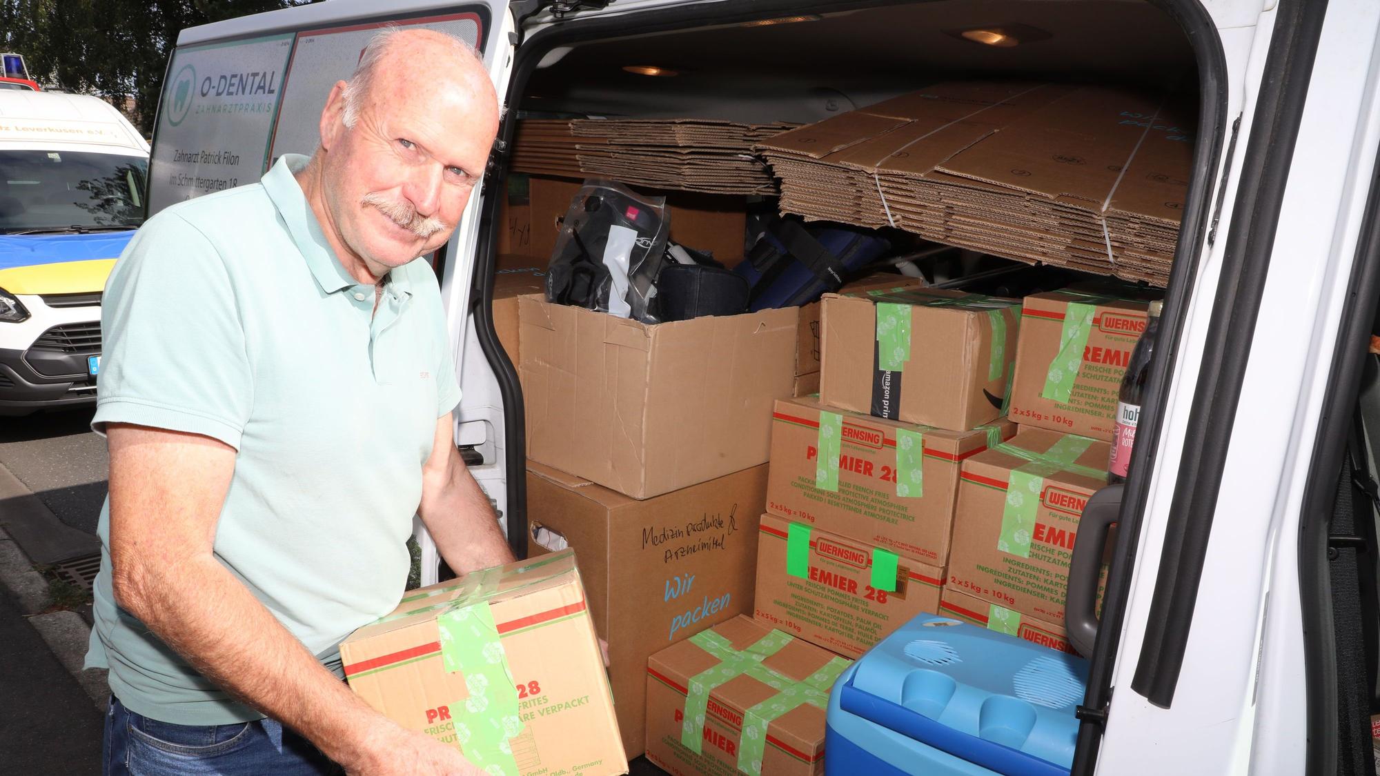 Gerd Kortschlag lädt Pakete mit Hilfslieferungen für die Ukraine in einen Transporter.